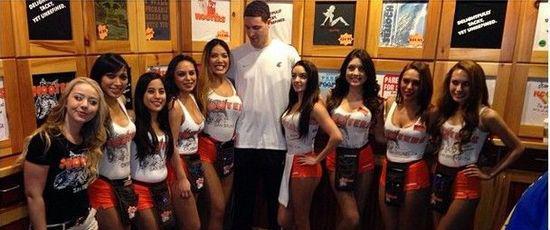 世体：欧洲各大豪门密切关注帕尼切利，有传言称巴萨有意球员（世体：欧洲豪门盯上帕尼切利，传巴萨有意引进）