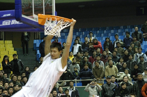 今年上海双雄争冠战启用外籍裁判，去年的主裁为傅明、李海新（上海双雄争冠大战今年启用外籍裁判，去年主哨为傅明、李海新）